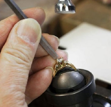 پرداخت و پولیش حرفه‌ای جواهرات؛ آخرین و مهم‌ترین مرحله در ساخت طلا و نقره